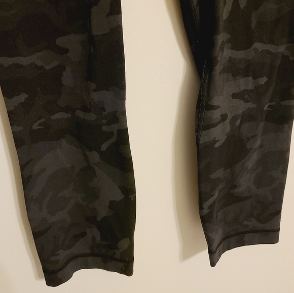 Lululemon | Women's Wunder Under High-Rise 25" Camo Tight Leggings (Size 6) - Picture 6 of 13